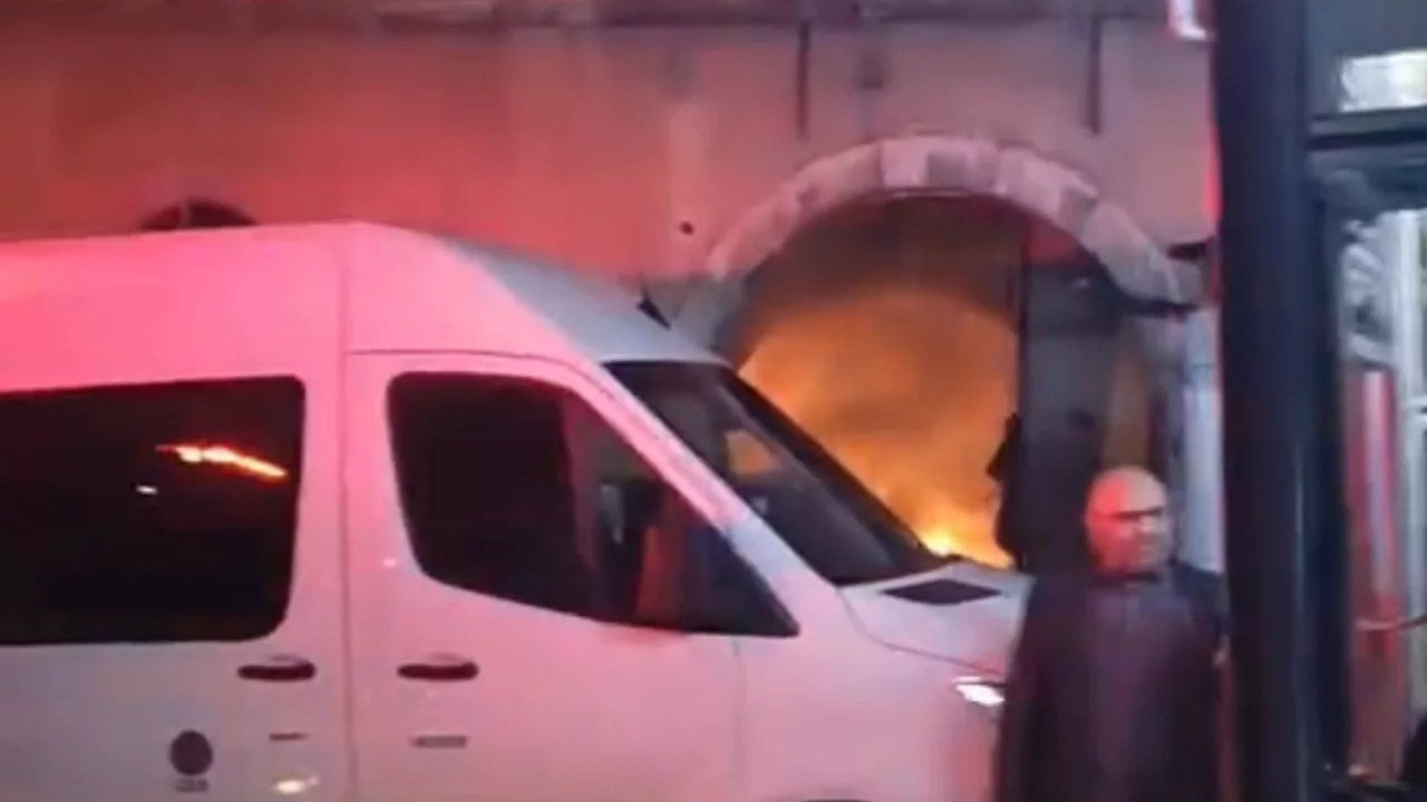 Bursa'da tarihi binada korkutan yangın!