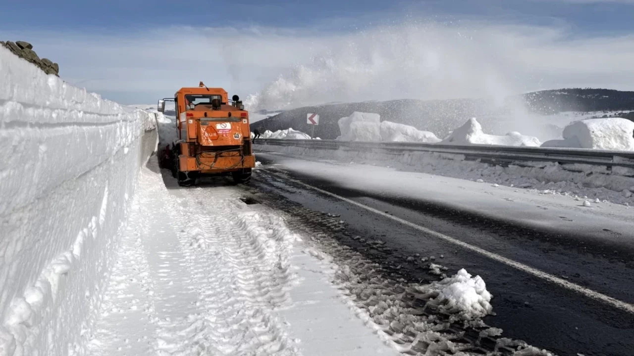 Kar nedeniyle 3,5 aydır kapalı olan kara yolu ulaşıma açılıyor