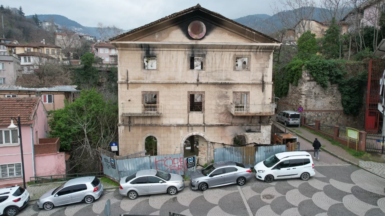 Bursa'da 156 yıllık tarihi bina yangında zarar gördü