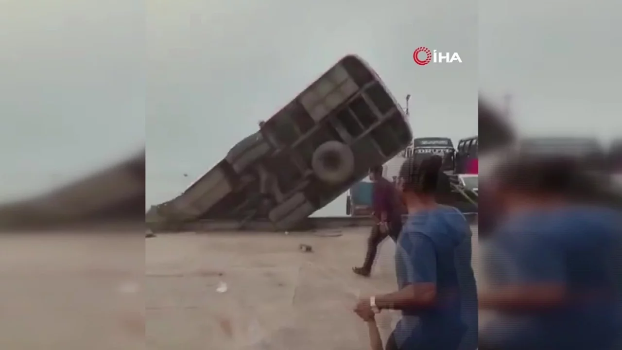 Bangladeş'te feribota girmeye çalışan yolcu otobüsü nehre düştü: 2 kişi öldü
