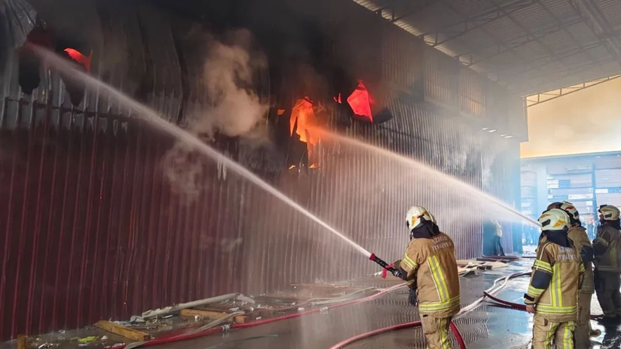 İzmir'de atölyede yangın çıktı