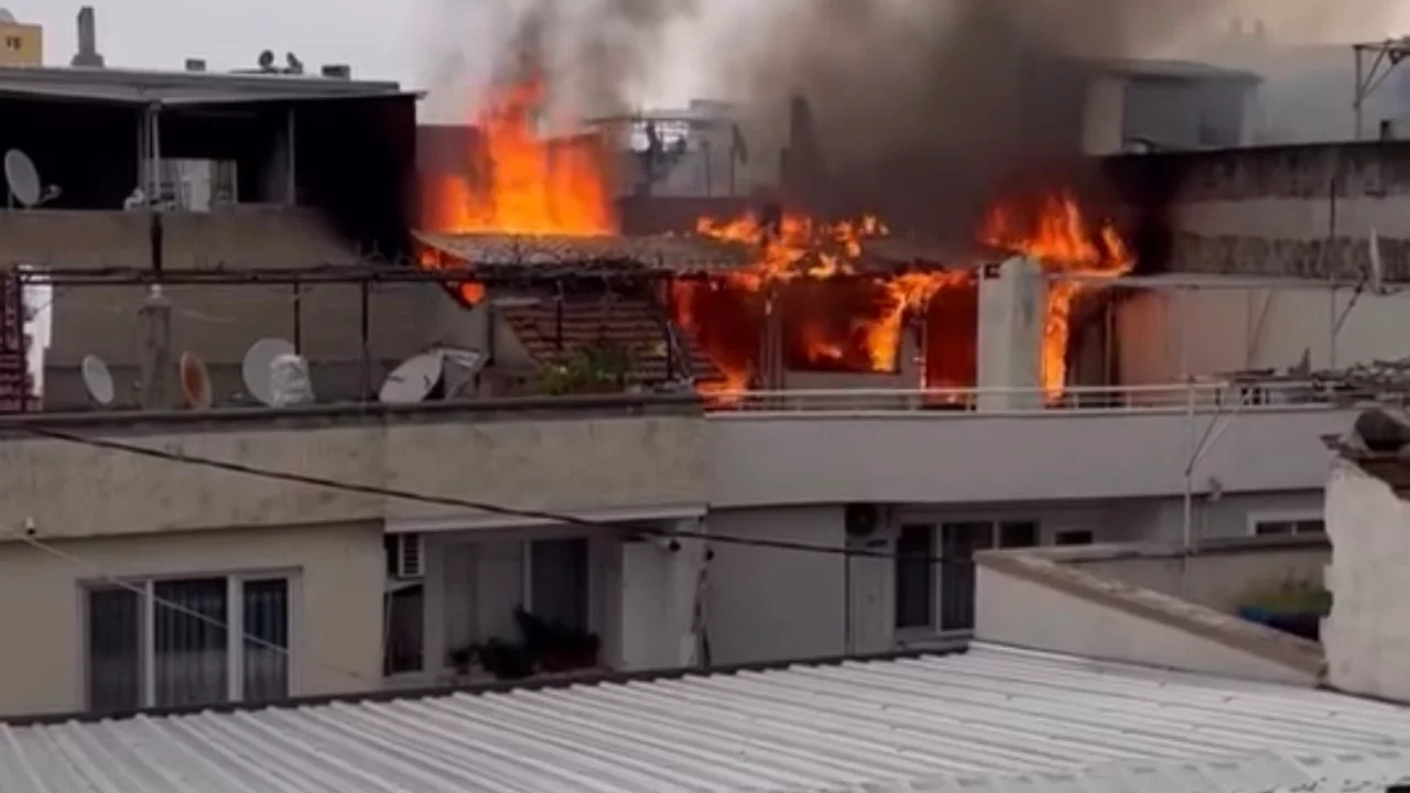 Bursa'da korku dolu anlar! Binanın çatısı alevlere teslim oldu