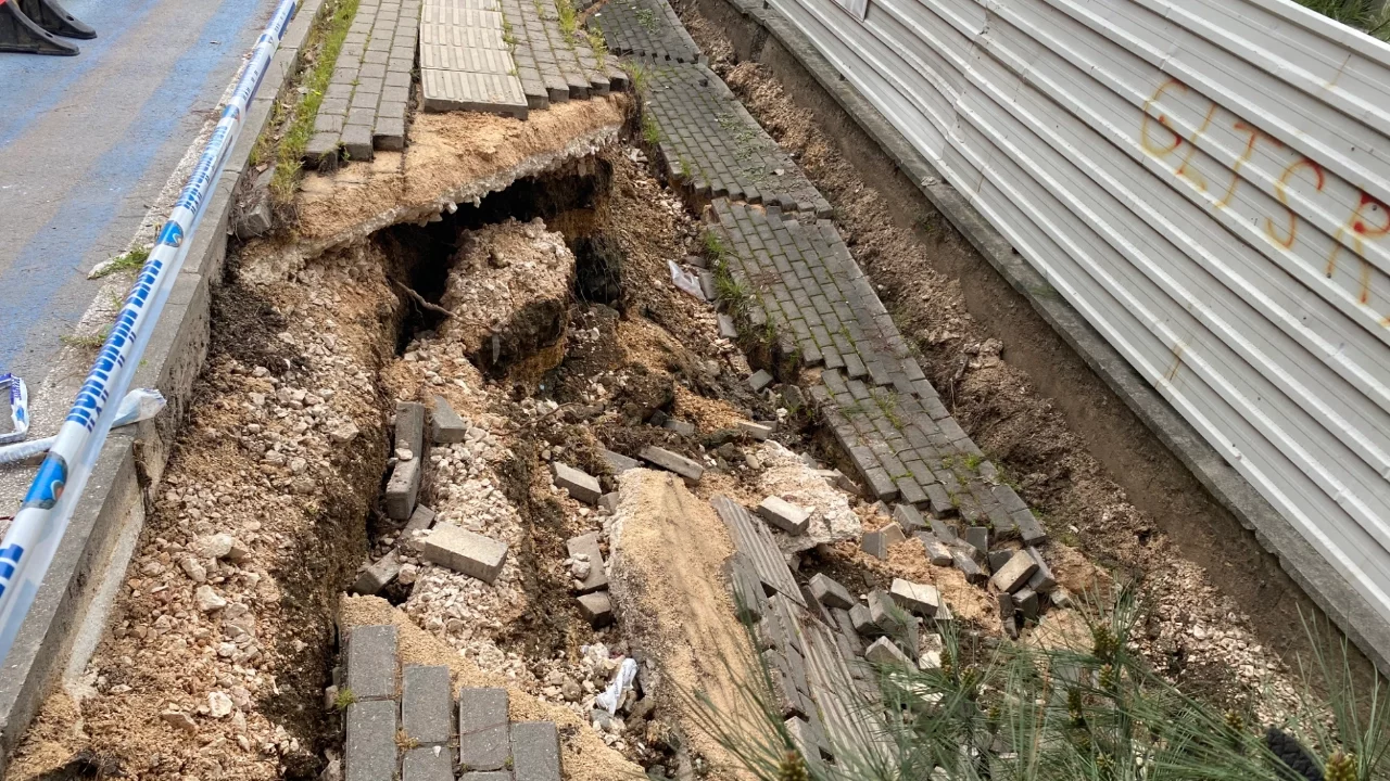 Bursa Ataevler'de hafriyat çalışmasında yola zarar verdiler