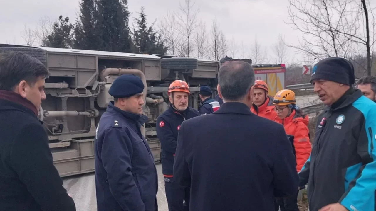 Bursa-Yalova kara yolunda işçileri taşıyan servis midibüsü devrildi; Ölü ve yaralılar var