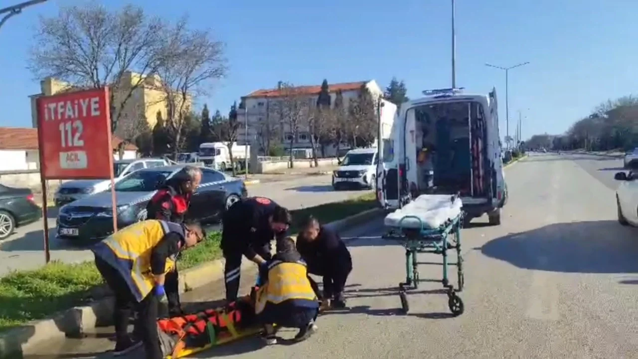 Edirne'de kırmızı ışıkta geçen yayaya otomobil çarptı