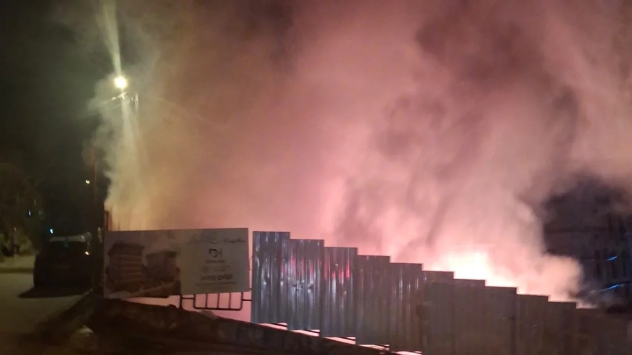 İstanbul'da şantiyede işçilerin kaldığı konteynerlerde yangın