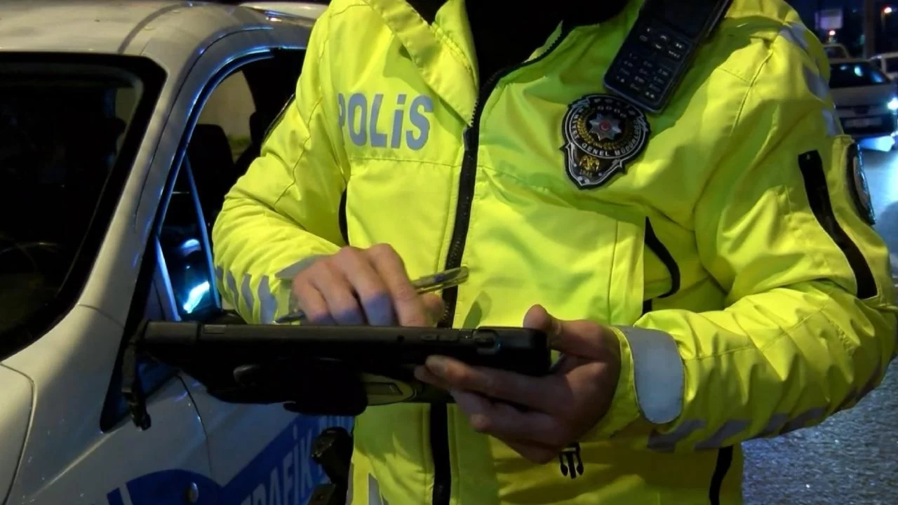 Kaput üzerindeki kişiyle drift atan sürücüye 140 bin lira ceza