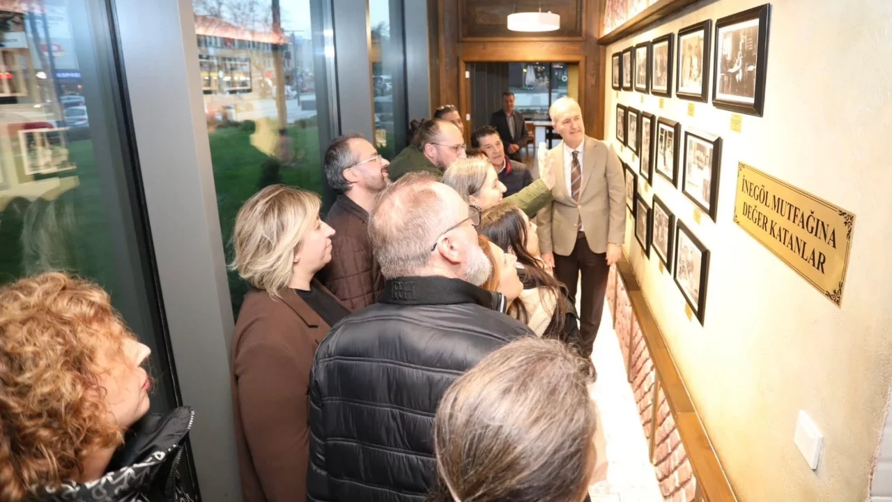 İspanyol misafirlerden İnegöl'ün 'Nöbetçi Kitaphane'lerine tam not