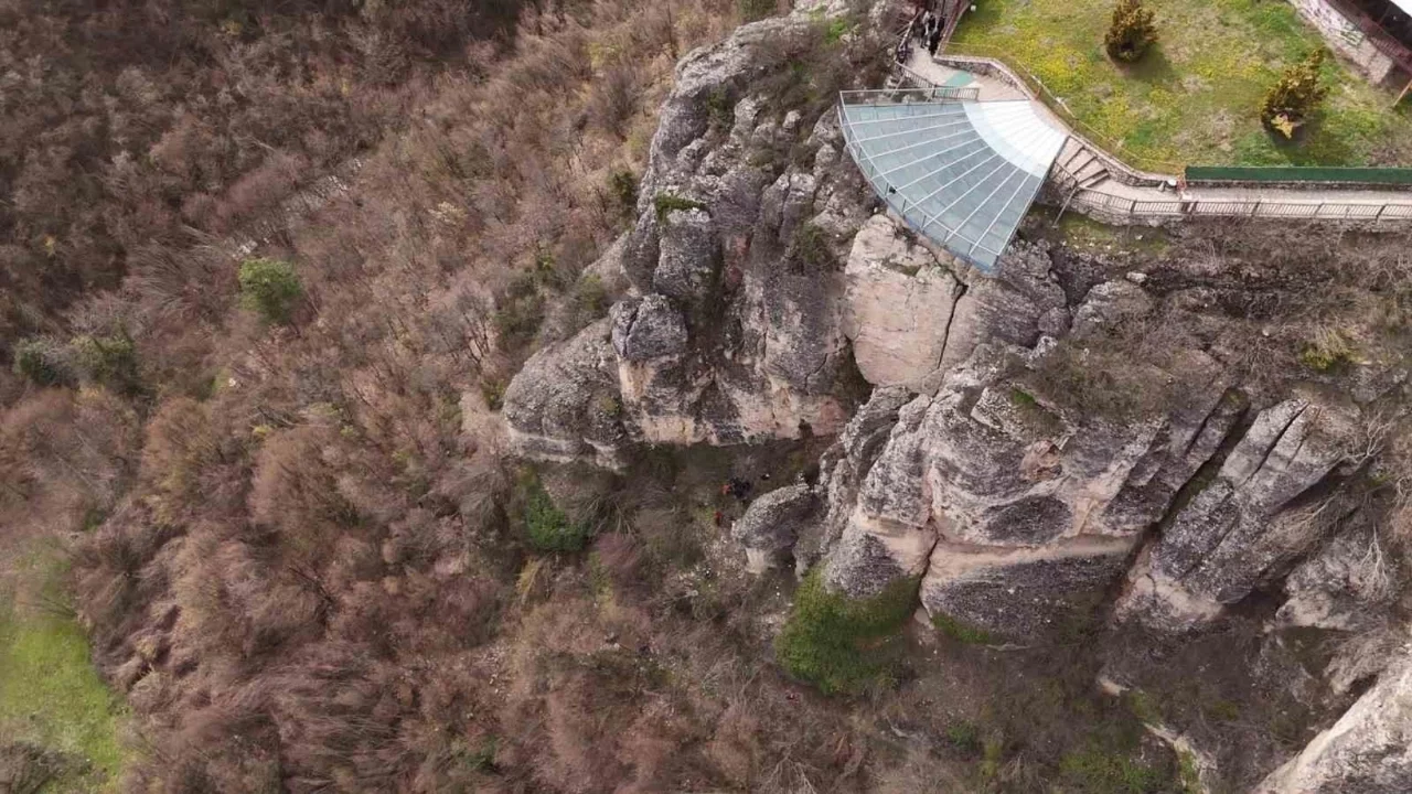Genç kız 80 metre yüksekliğindeki cam terastan kendini attı