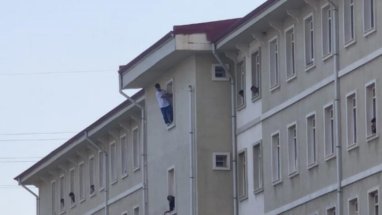 Yurt penceresinden atladı, hava yastığı hayatını kurtardı