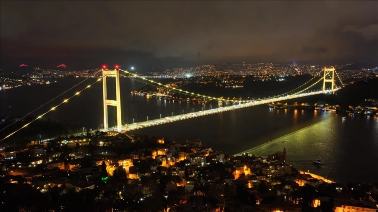 FSM Köprüsü "endometriozis" farkındalığı için sarıya büründü