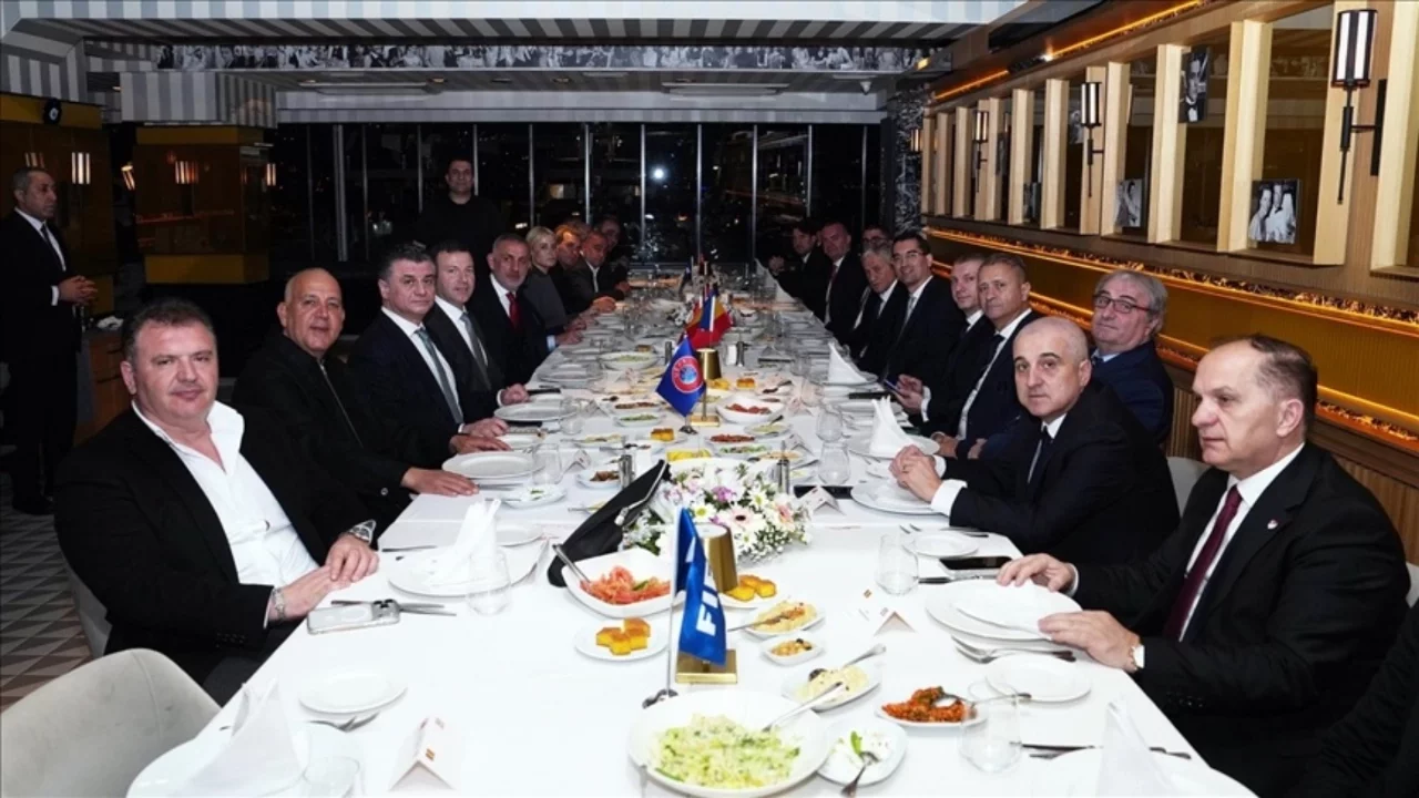 A Milli Futbol Takımı Romanya maçı öncesi resmi yemekte buluştu