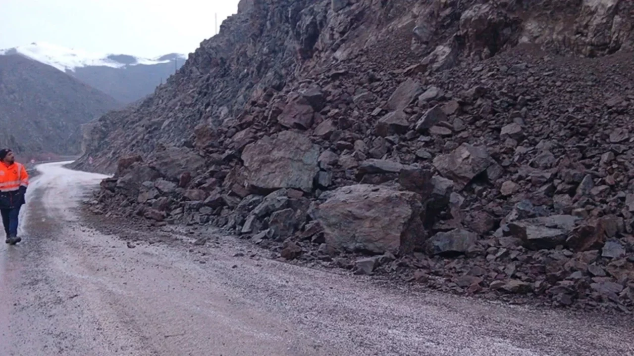 Yüksekova-Van kara yolunda heyelan!