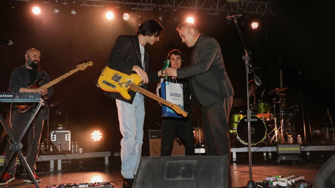 Can Ozan Bursalılara unutulmaz bir gece yaşattı