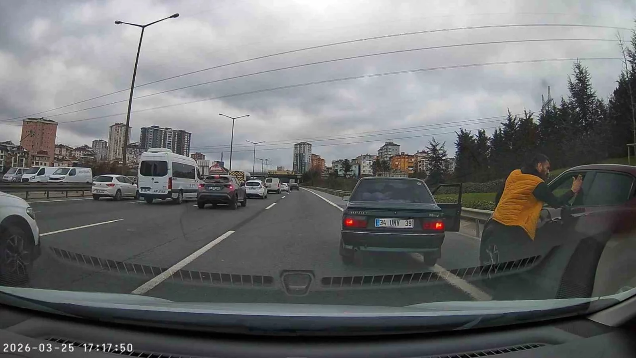 Makas atan sürücü dehşet saçtı! Araçtan indi, şoföre tokat attı