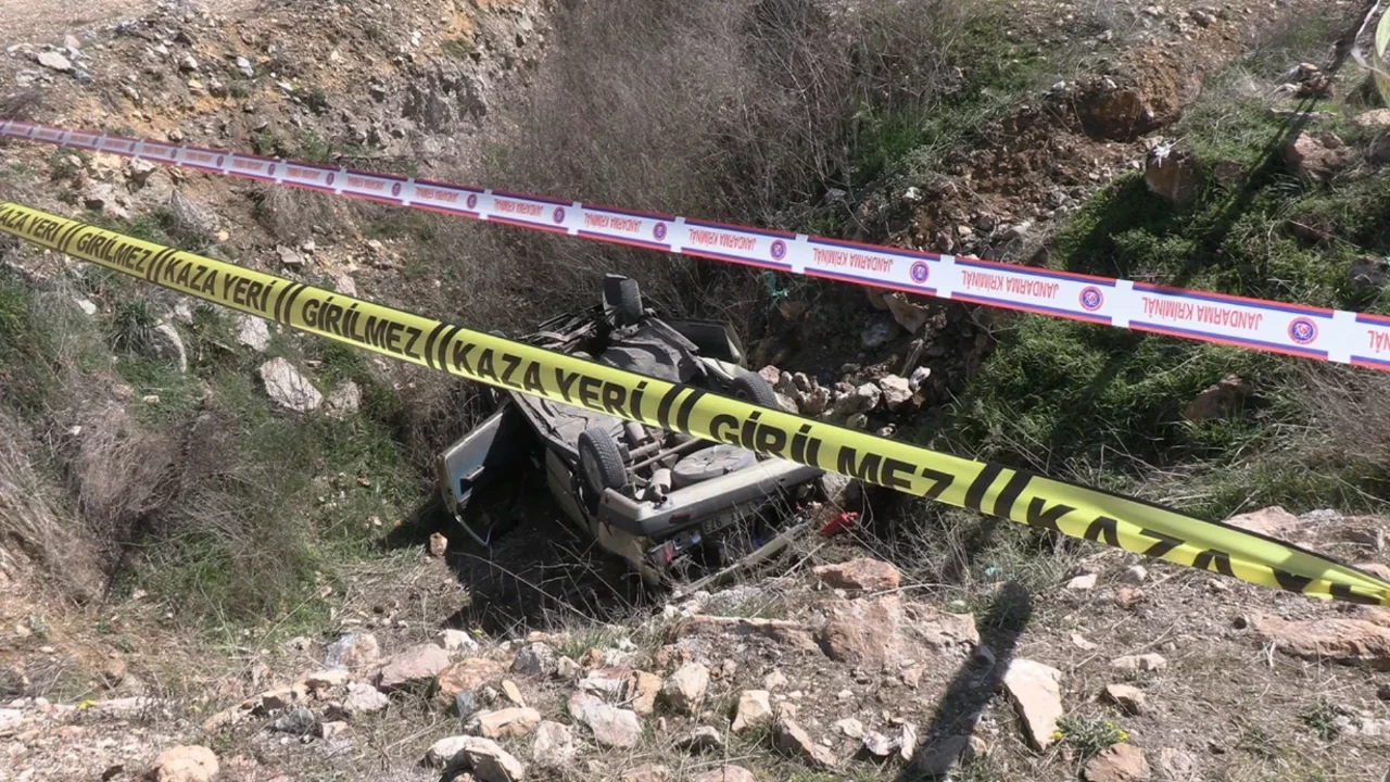 Otomobil şarampole devrildi: 2 ölü, 1 yaralı