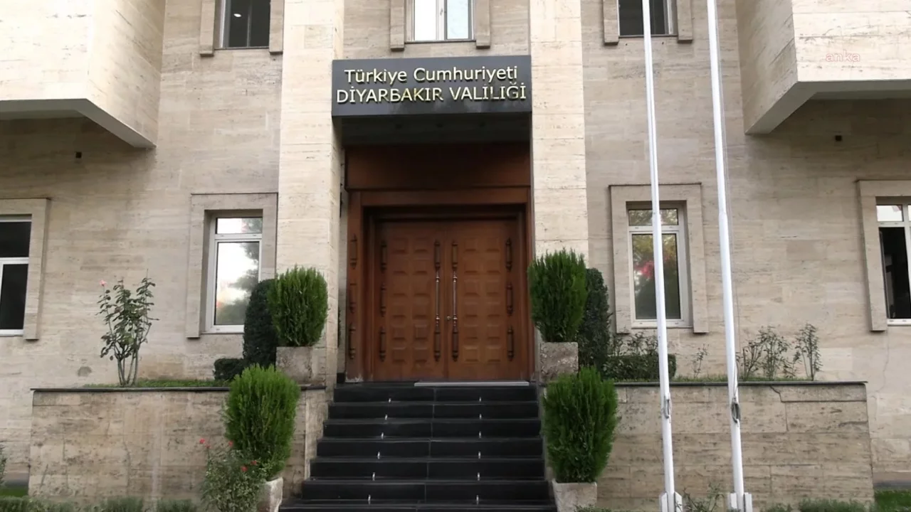 Diyarbakır'da patlama: 'Sivil polis aracı üzerinden geçti'