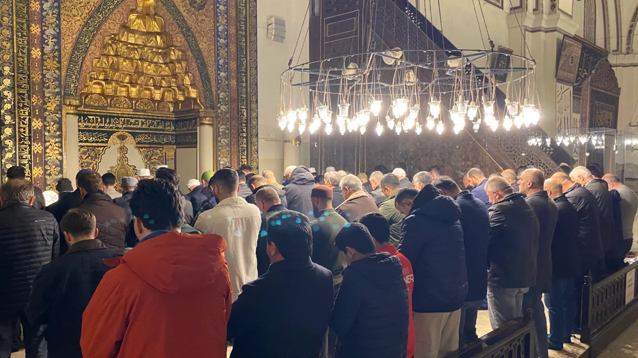 Bursa'da Muhsin Yazıcıoğlu için Ulucami'de mevlid okutuldu, helva ikram edildi