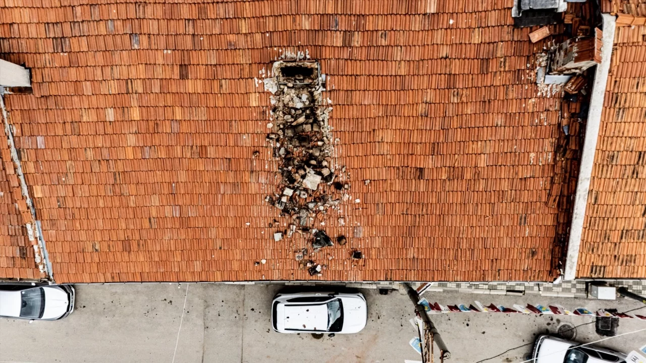 Bursa'da çürüyen baca otomobilin üzerine yıkıldı