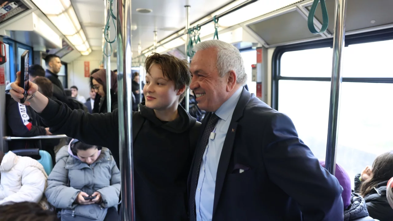 Nilüfer Belediye Başkanı Özdemir'den mesai öncesi metro sürprizi