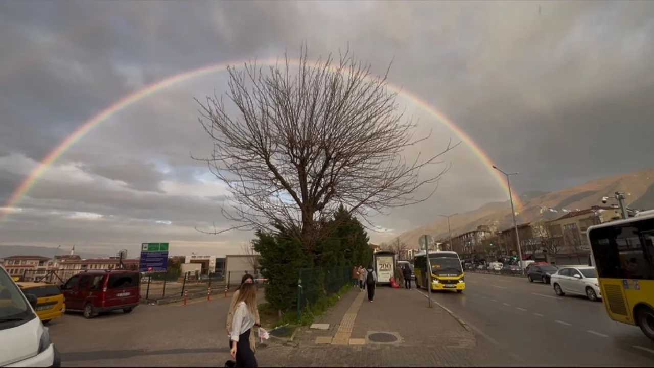 Bursa semaları gökkuşağı ile renklendi