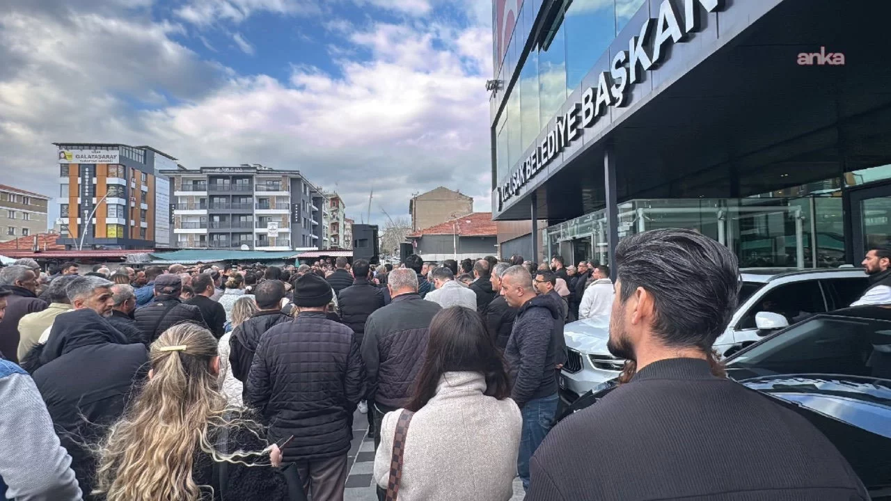 Uşak Belediyesi önünde demokrasi nöbeti başlatıldı