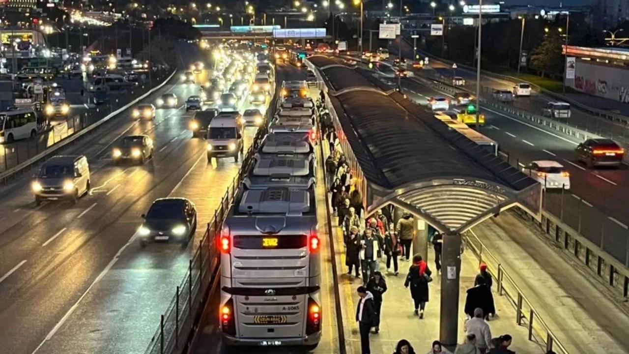 Metrobüsün ayağını ezdiği kadın yaralandı