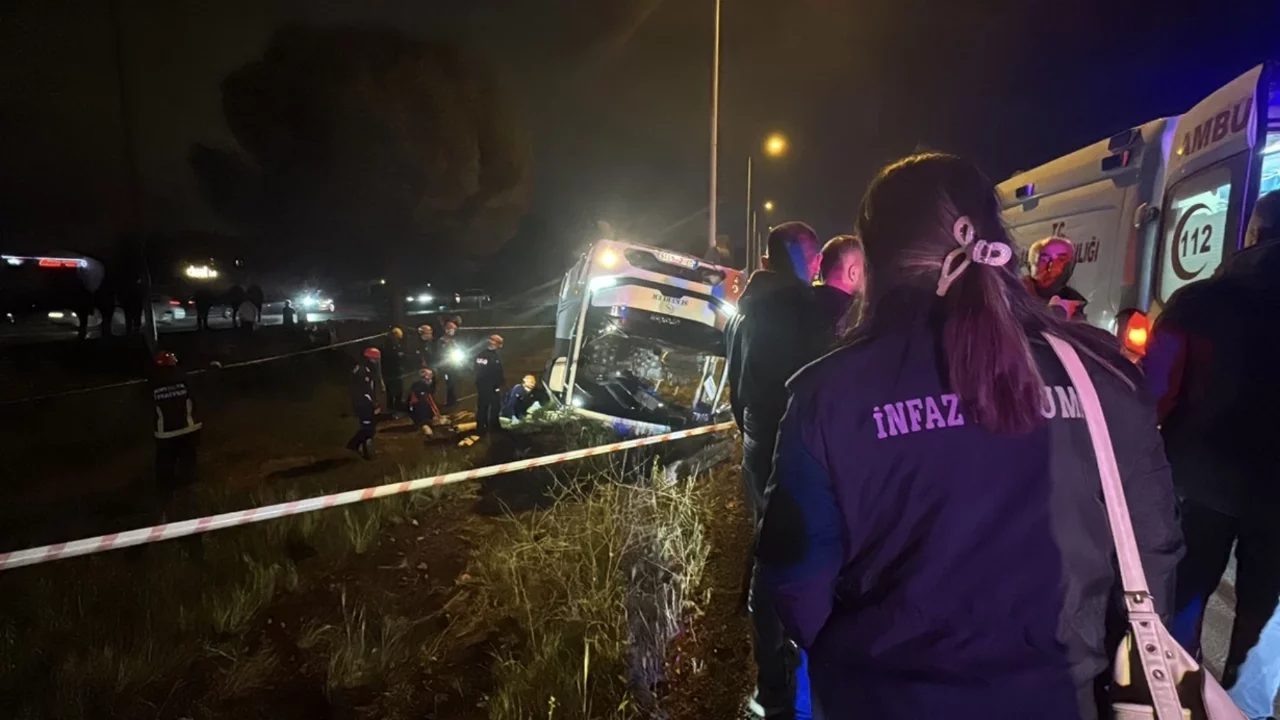 Ceza infaz kurumuna ait servis aracı devrildi: 16 yaralı