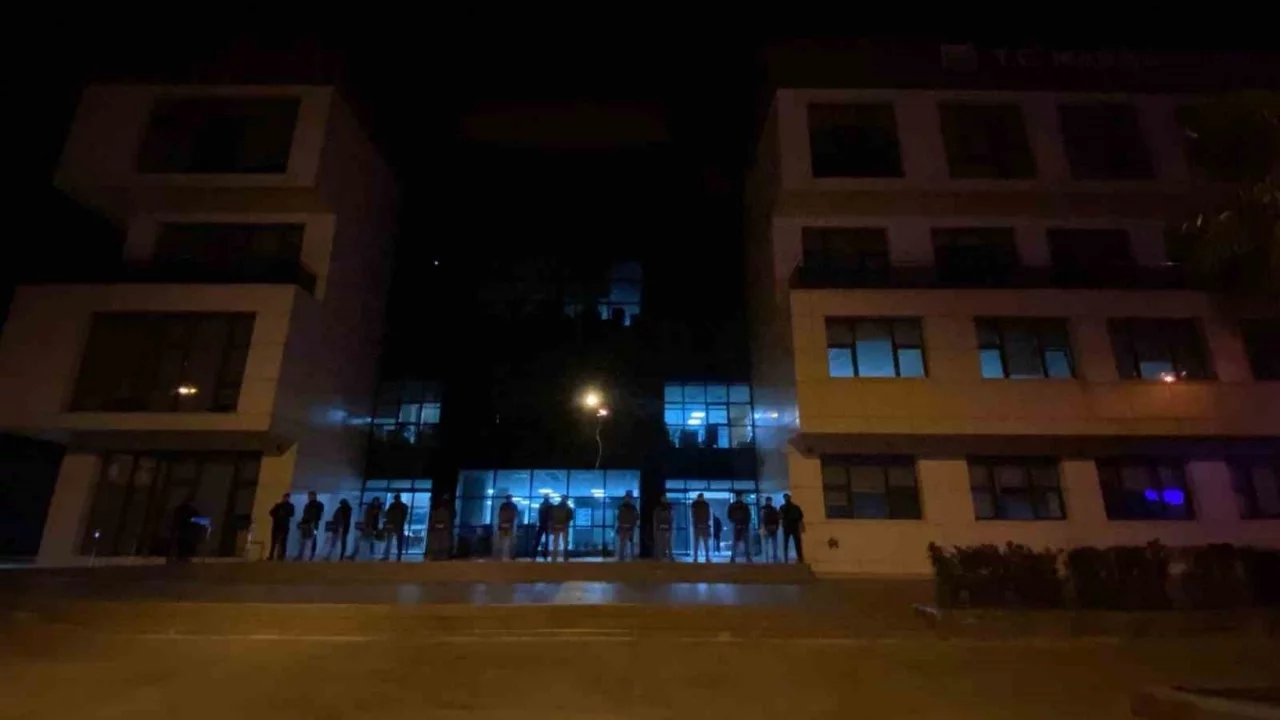 Marmaris Belediyesi'ne gece yarısı operasyonu