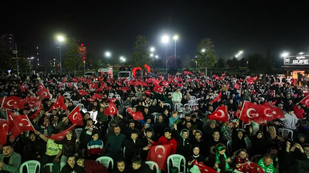 Bursalılar A Milli Takıma omuz omuza destek oldu