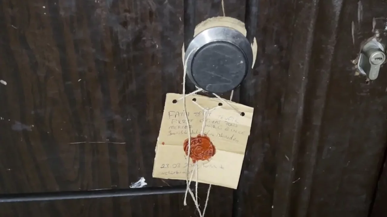 Birlikte yaşadığı kadını döverek öldürdü