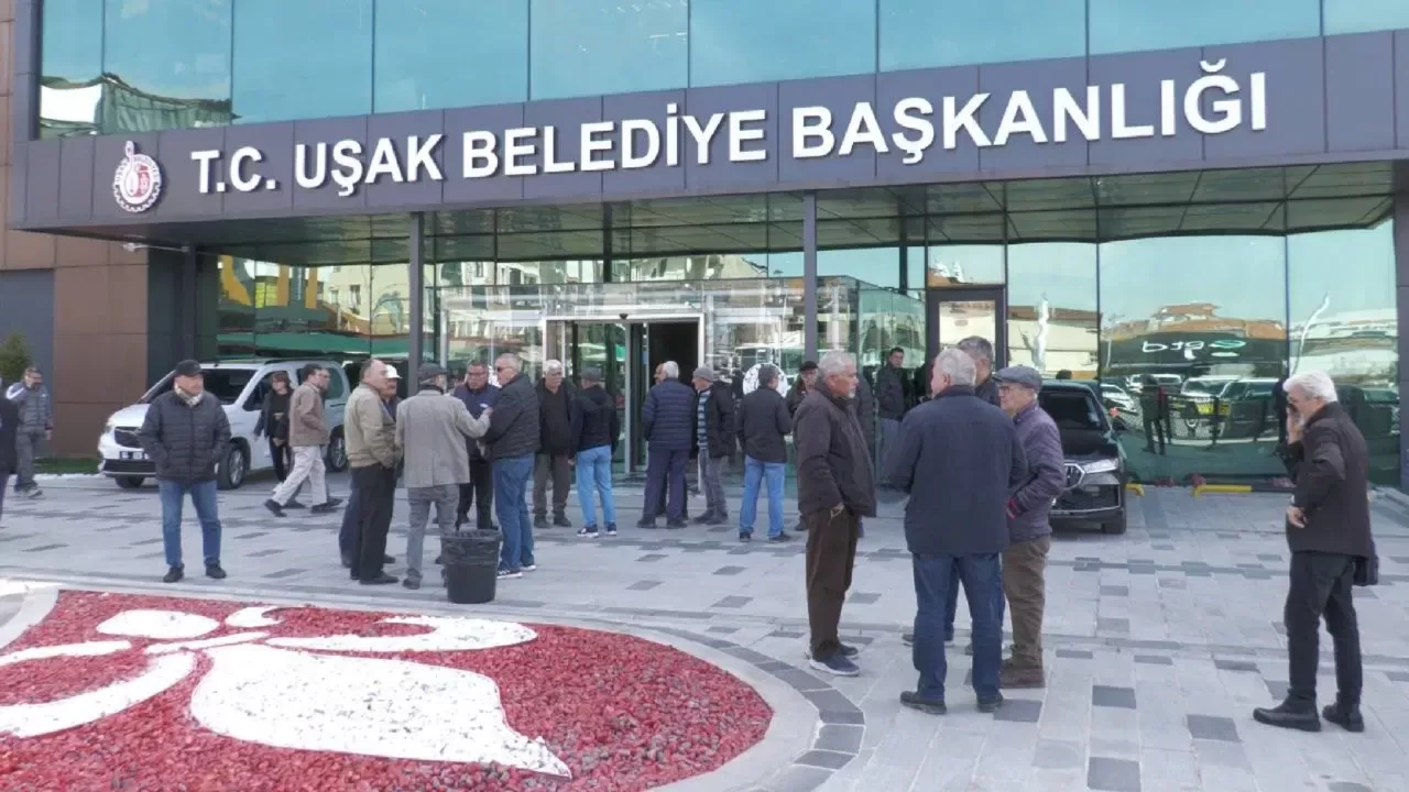 Uşaklılardan Özkan Yalım'ın gözaltına alınmasına tepki