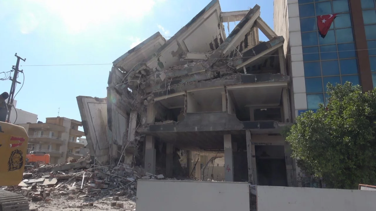 İş makinasının kolona son dokunuşu 7 katlı binayı yerle bir etti