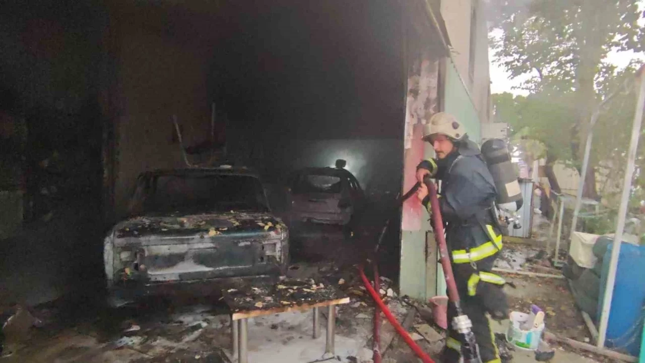 Antalya'da atölyede çıkan yangında iki iş yeri zarar gördü