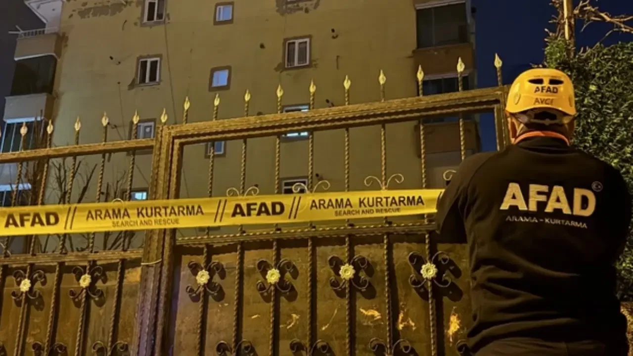 Diyarbakır'da kolonlarda çatlama sesi duyulan bina boşaltıldı