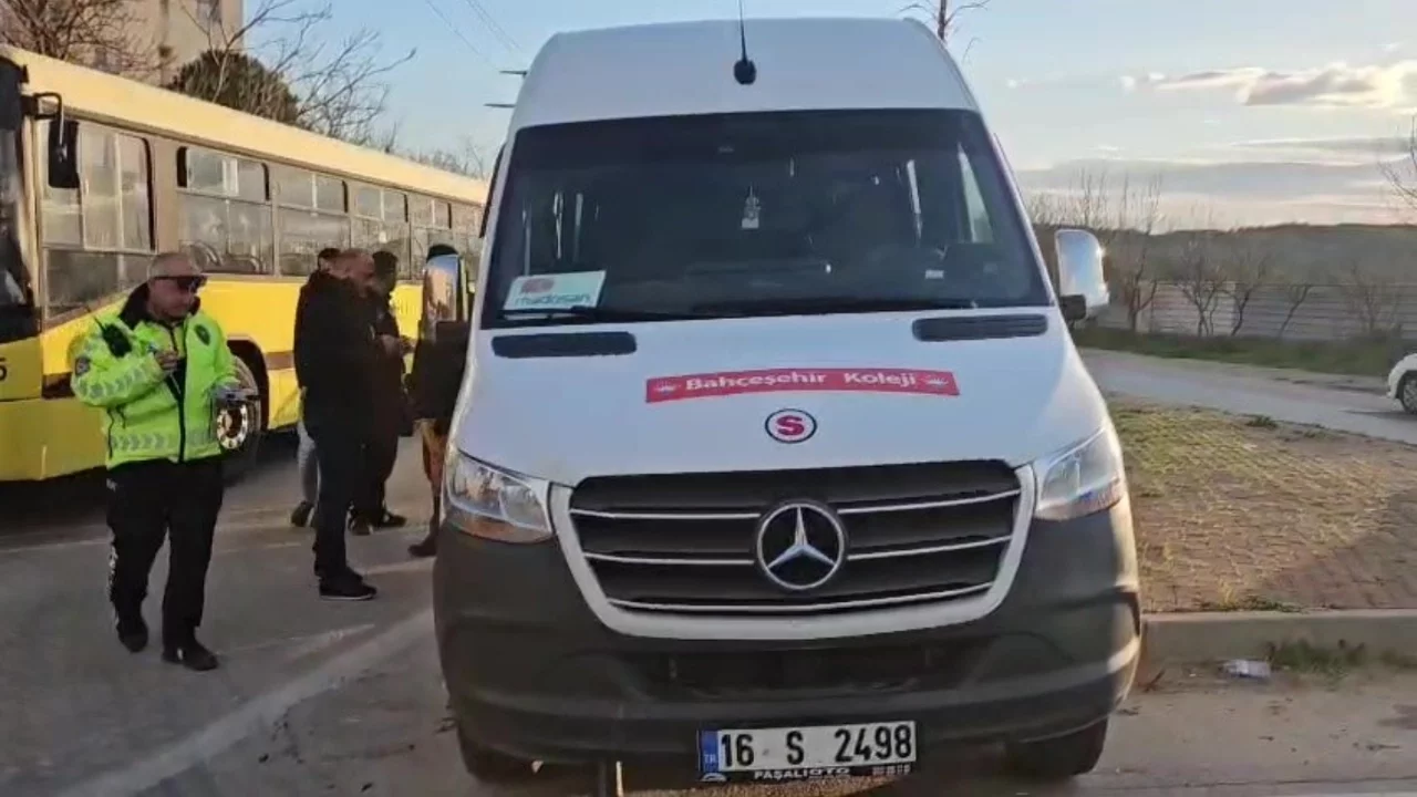 Bursa'da fenalaşan servis şoförü kaldırıma çıkarak durabildi