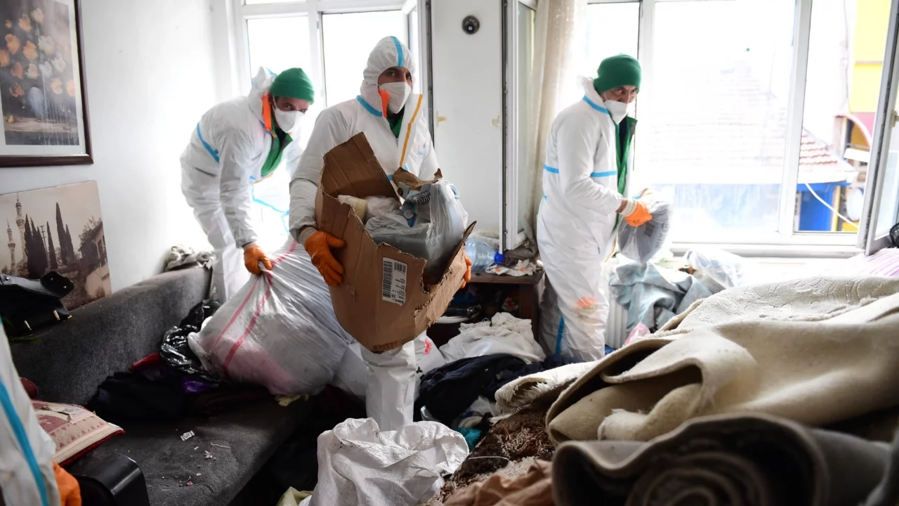 Osmangazi Belediyesi ekipleri temizlediği Evden 4 kamyon çöp çıkardı