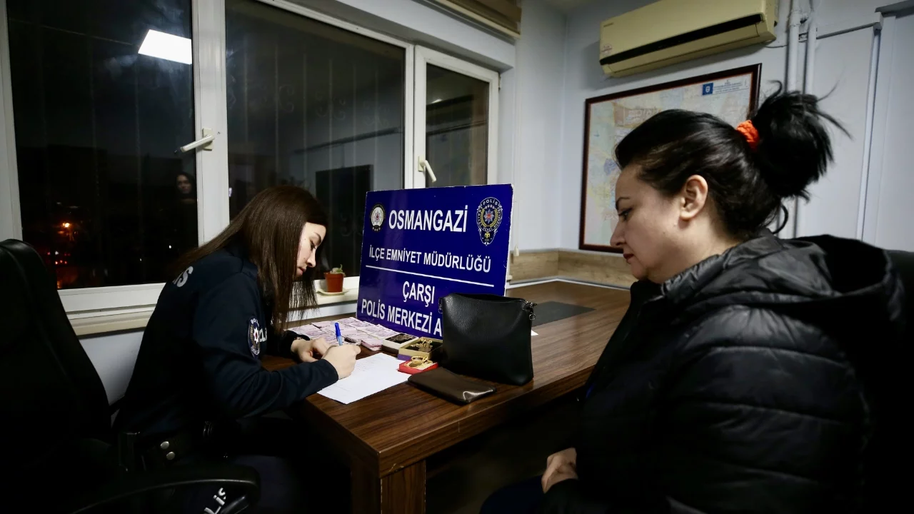 Bursa'da firmada unutulan altın ve para dolu çanta sahibine teslim edildi