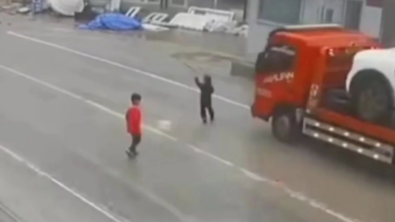 Yola fırlayan çocuk, sürücünün manevrasıyla ölümden döndü