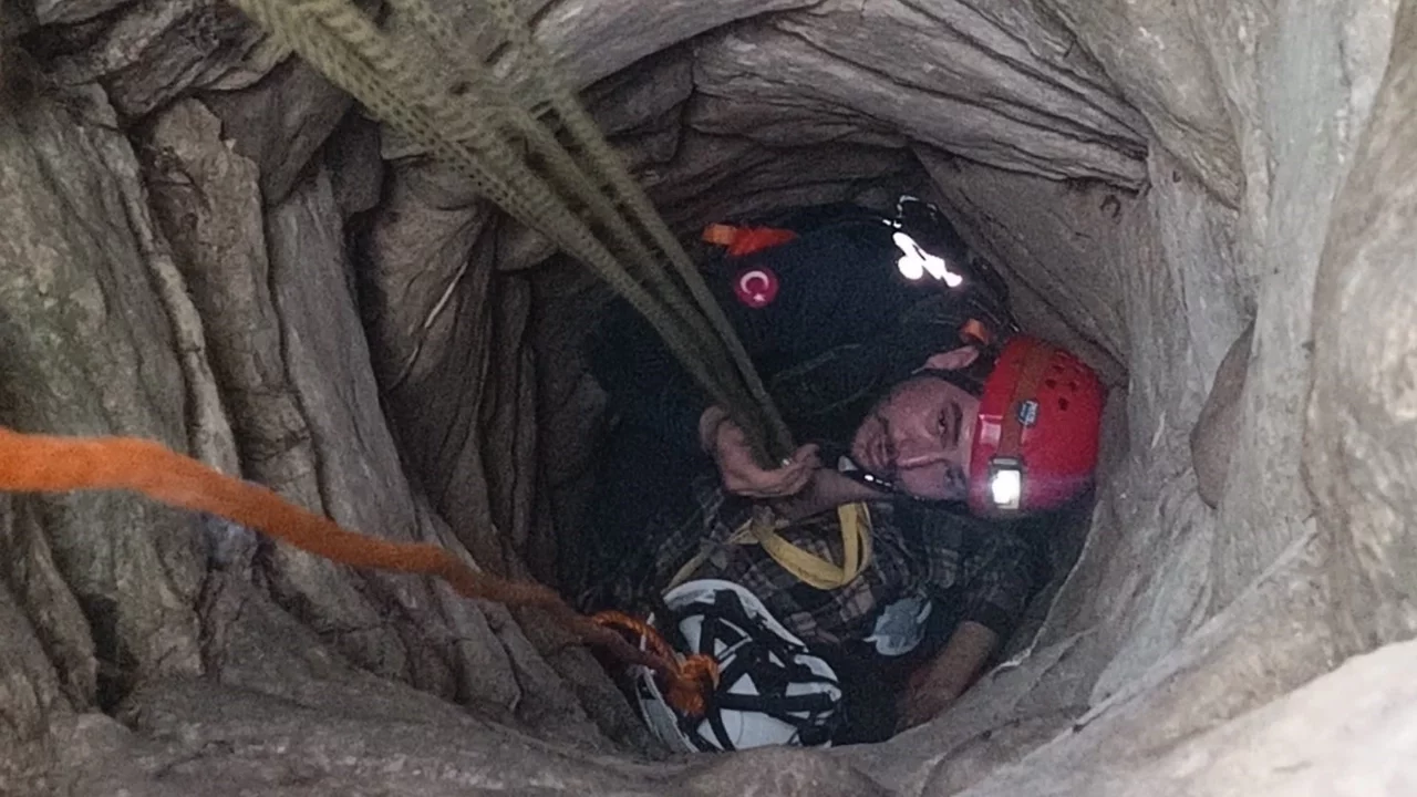 Bahçedeki kuyuya düşen 94 yaşındaki adam kurtarıldı