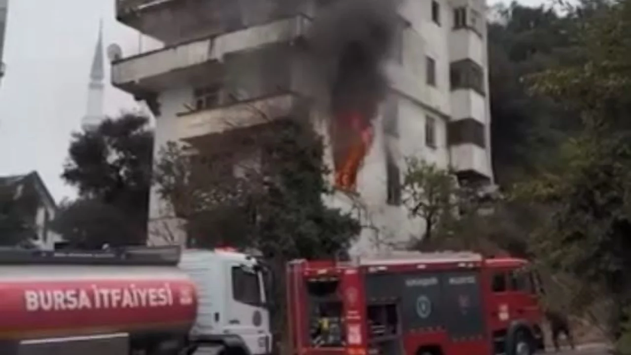 Bursa'da  apartmanda yangın paniği