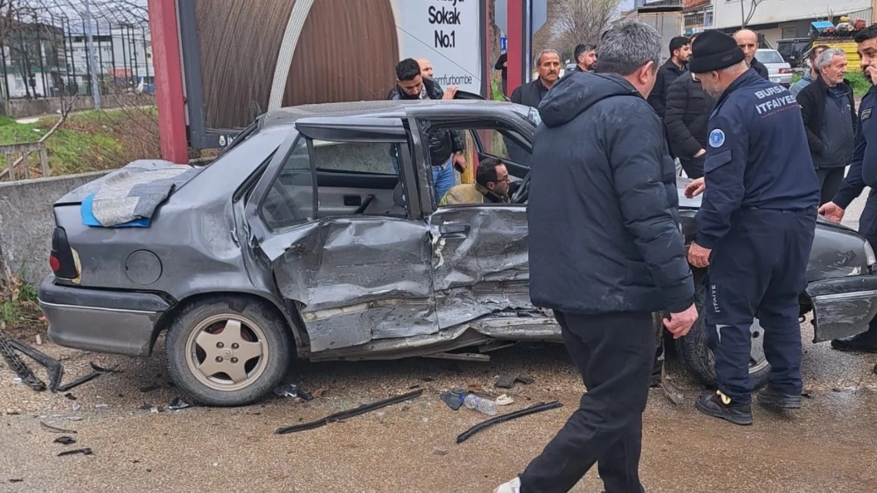 Bursa'da iki araç çarpıştı: Çok sayıda yaralı