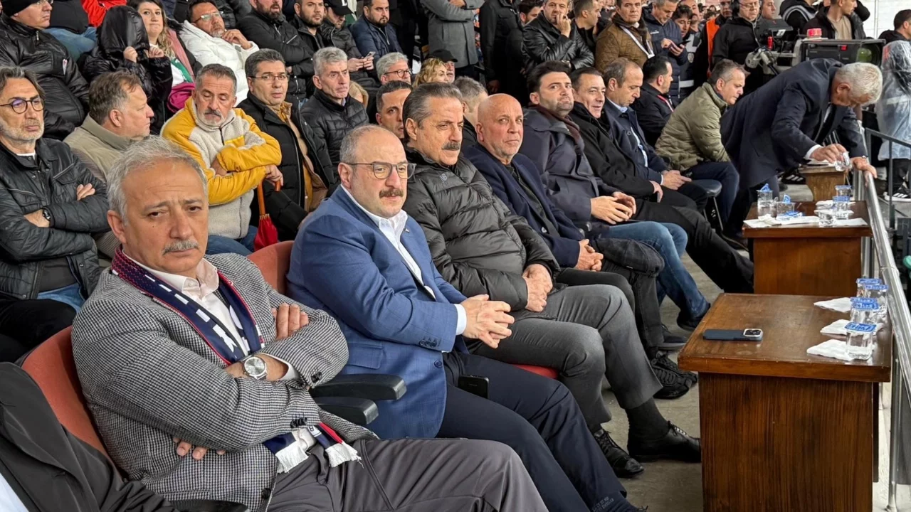 Şampiyonluk yolunda kritik buluşma: Varank ve Çelik tribünde