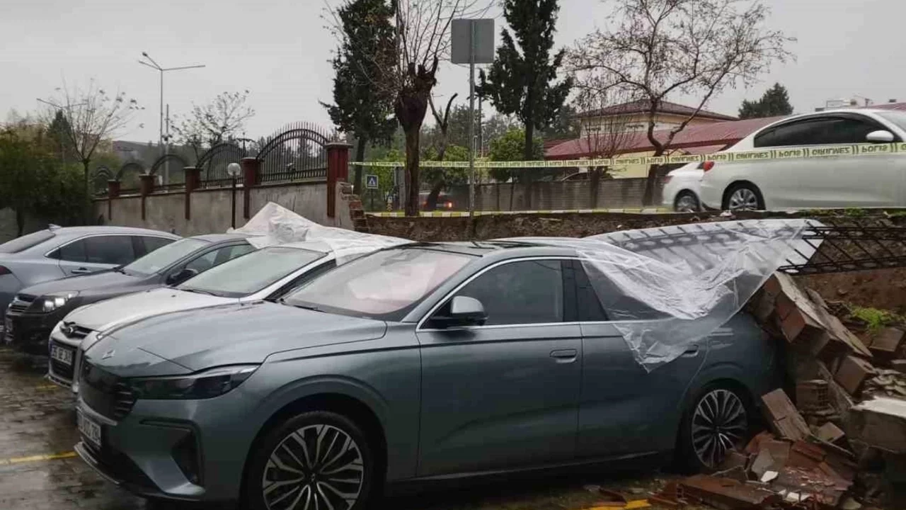 Aşırı yağış istinat duvarını yıktı: 5 araç hasar aldı