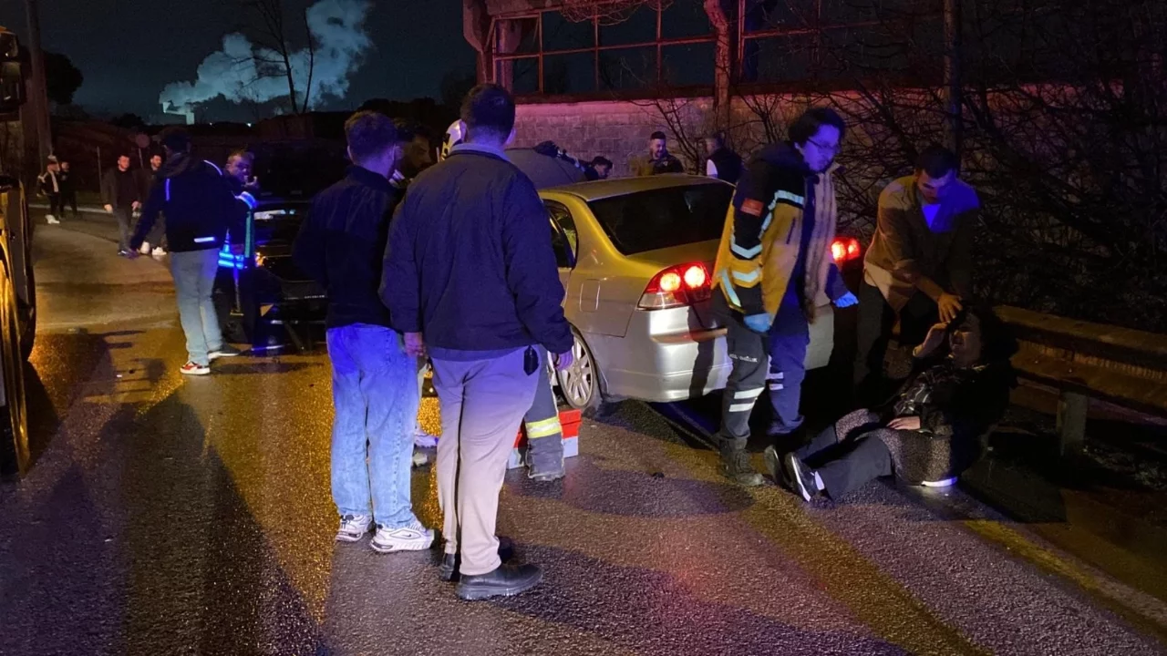 Kocaeli'de yola dökülen sıvı kazaya sebep oldu: 3 yaralı