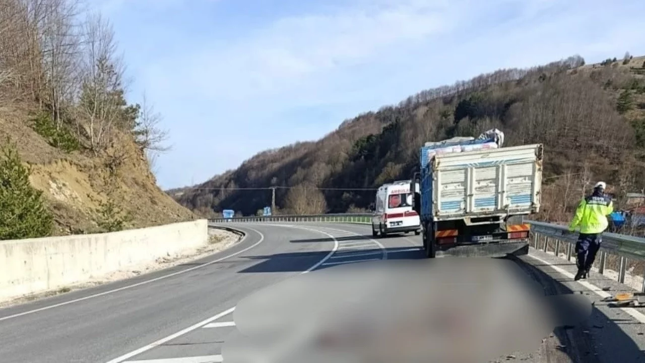 Virajı alamayan motosiklet kamyonla çarpıştı: 1 ölü