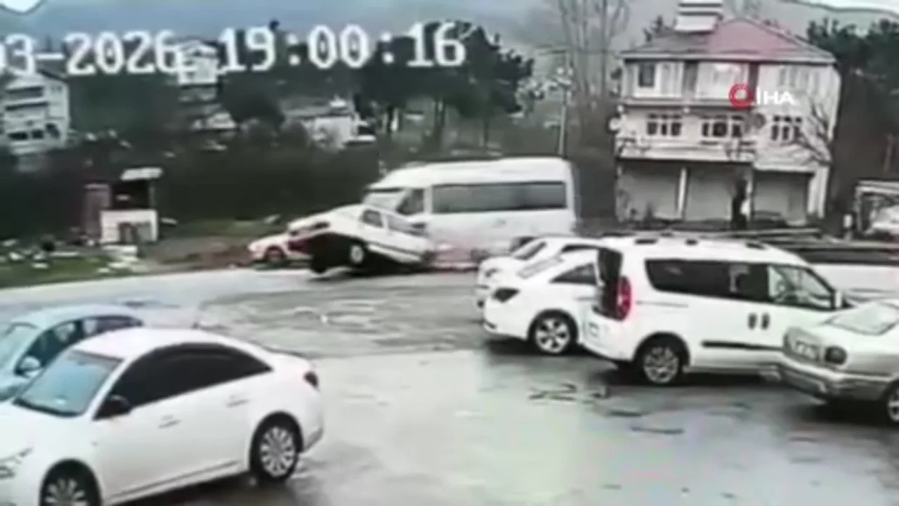 Zonguldak'ta işçi servisi otomobille çarpıştı: 6 kişi yaralandı