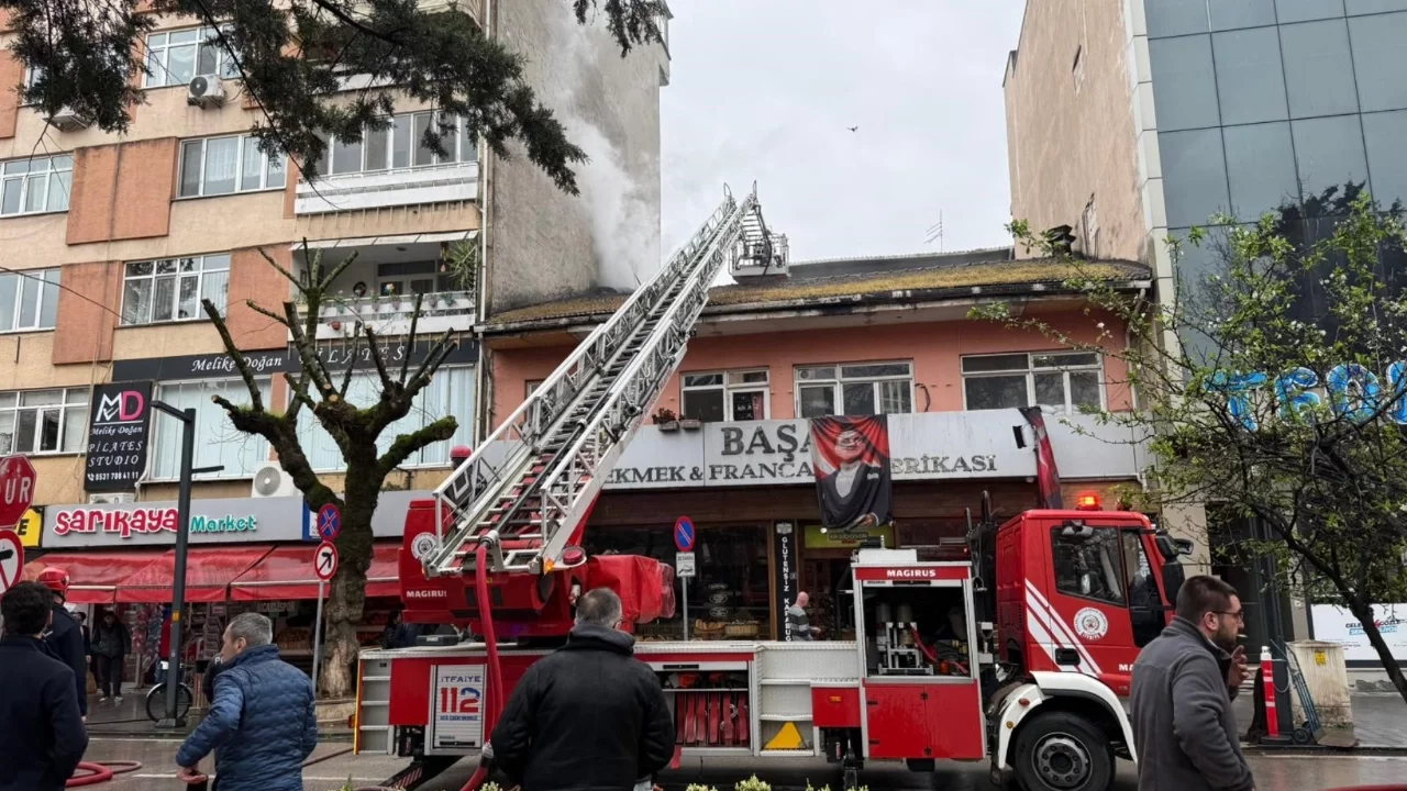 Kocaeli'de fırının bacası tutuştu: 3 kişi dumandan etkilendi