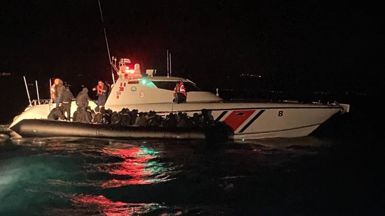 Ayvalık açıklarında 39 düzensiz göçmen kurtarıldı