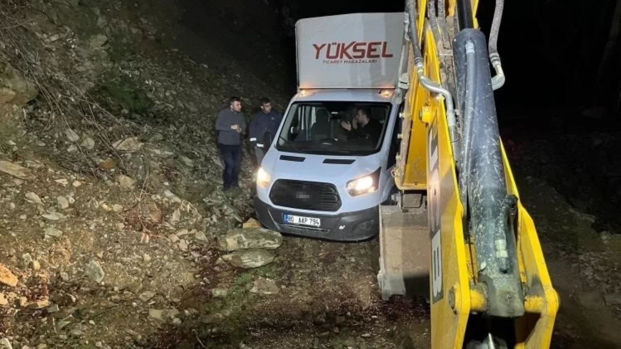 Navigasyonun yanılttığı 3 kişi dağ yolunda mahsur kaldı